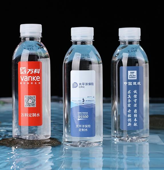 口渴了,我们可以用饮料代替水吗