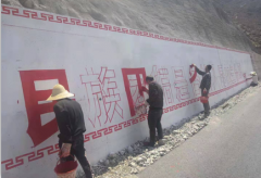 云南图墙墙体广告公司认为新型城镇的户外媒体资源争夺成为焦点